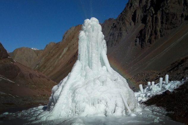 Acupuntura en el hielo: imitando revolucionaria técnica Himalaya, chilenos crean glaciares artificiales para combatir escasez hídrica y el cambio climático